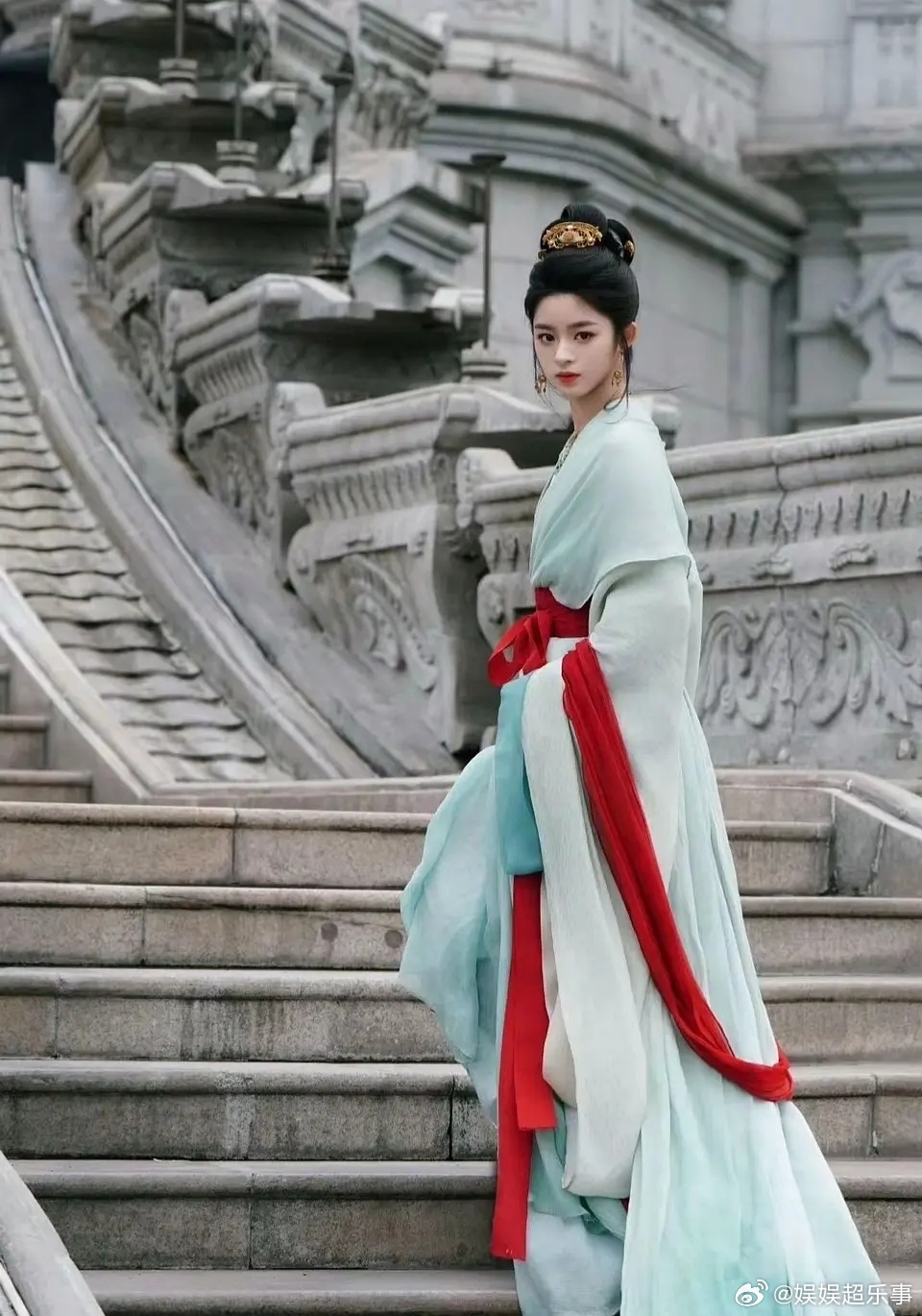 黄杨钿甜很美，她的脸有种端正的，神性的美 