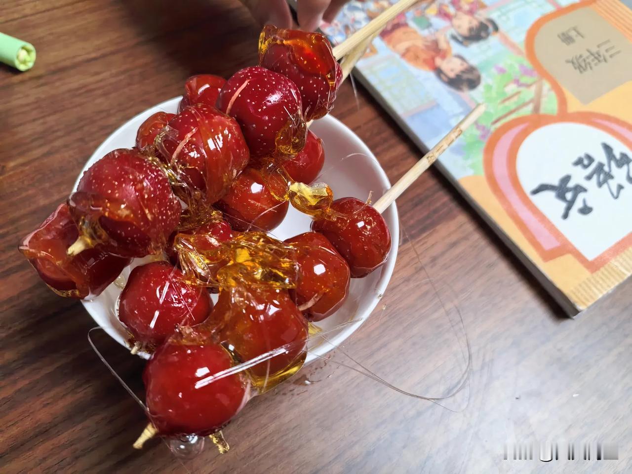 金秋的颜色，莫过于山楂。
上上妈妈在街上买来诱人的红山楂，是那种中国红。我尝了一