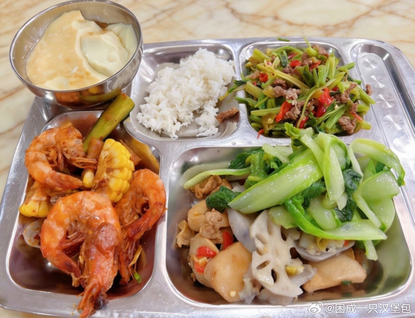 打工人近三成工资花在吃饭上 同一个套餐，不同城市差价巨大，不管一线还是新一线，打