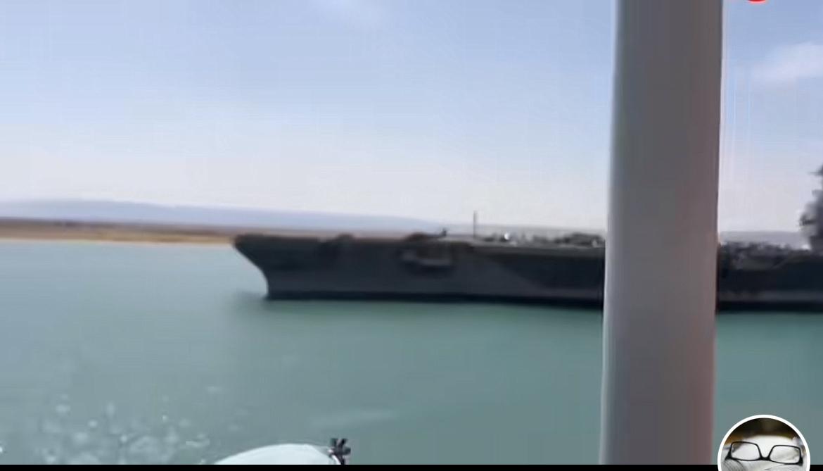 下图是中国船员拍摄到的美78号舰（福特号航母）正在由西向东穿越苏伊斯运河，当时拍