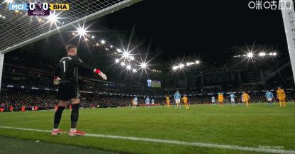 曼城1比1布莱顿曼城主场1-1布莱顿，联赛三连平，多赛1场落后阿森纳5分，争冠主