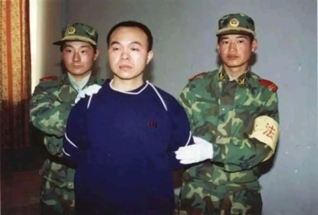 1999年，浙江最大黑帮头目张畏被捕，执行死刑前，他嘱咐女儿：在家要听爷爷奶奶的