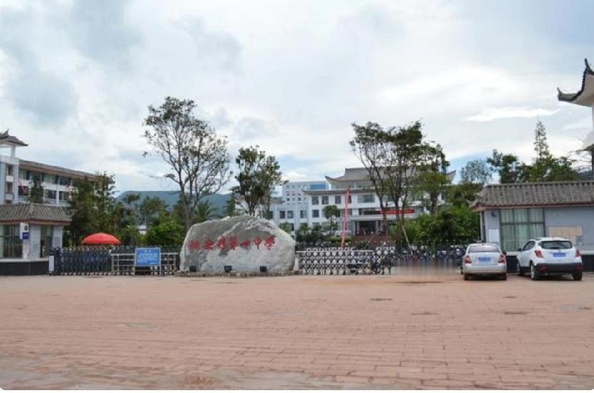 云南楚雄高三教师在校内坠楼，4月24日18时张某辉在云南姚安一中教学楼坠楼，她被