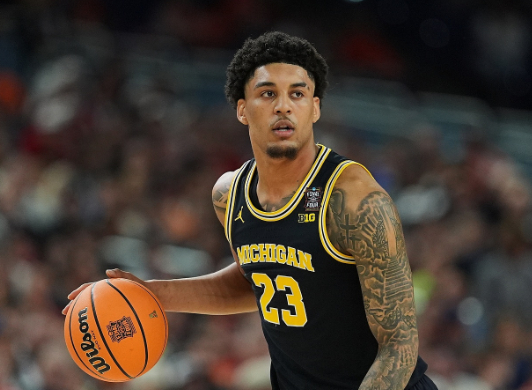 NBA选秀大会首轮第11顺位，勇士选择了来自密歇根大学的大龄内线亚克赛尔·伦德博