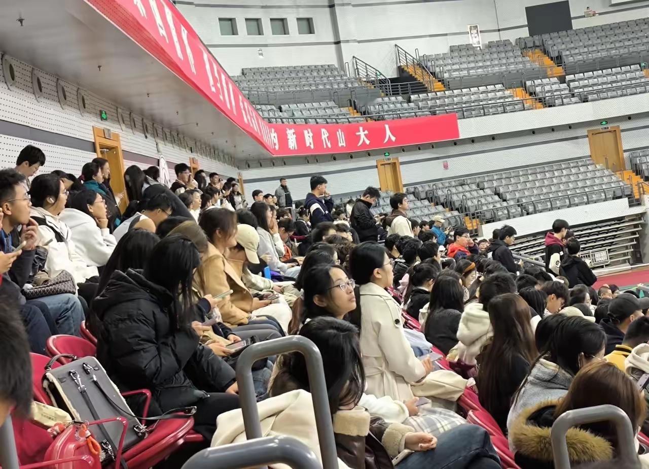 备战全运会的陈梦再次受到球迷的热捧！
在山东大学备战全运的陈梦，和泰国队队员打了