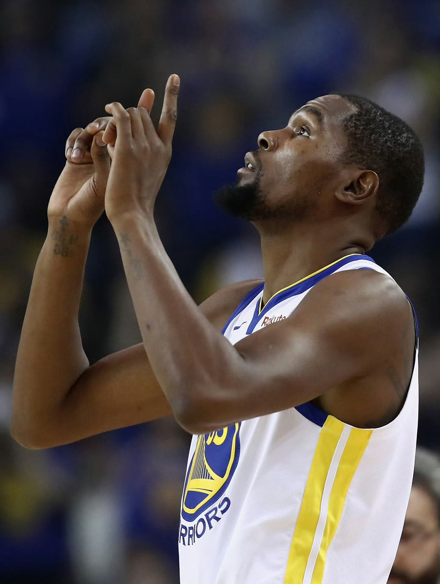 詹姆斯距NBA总收入第一仅差180万老詹03年签的球鞋合同，通货膨胀23年现在还