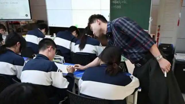 以前一提"清北毕业去哪儿了"，大家脑子里蹦出来的都是一线城市的大厂、投行。现在画