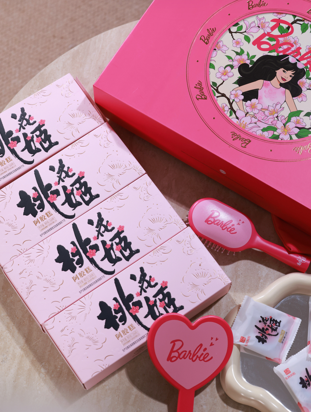 救命，桃花姬和芭比这次联名也太会了吧！这一眼就让人心动💓的粉，还有这么漂亮的周