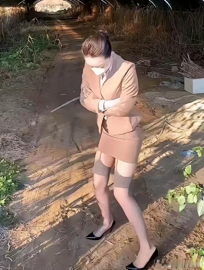 要风度不要温度，楚楚冻人，也阻挡不了小姐姐前进的步伐。[鲜花] 