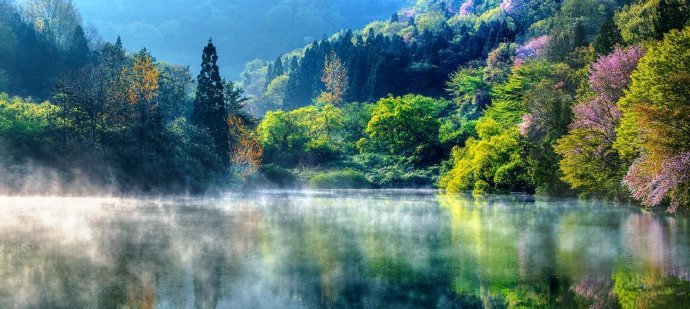 碧云天，黄叶地，秋色连波，波上寒烟翠。山映斜阳天接水，芳草无情，更在斜阳外。 ​