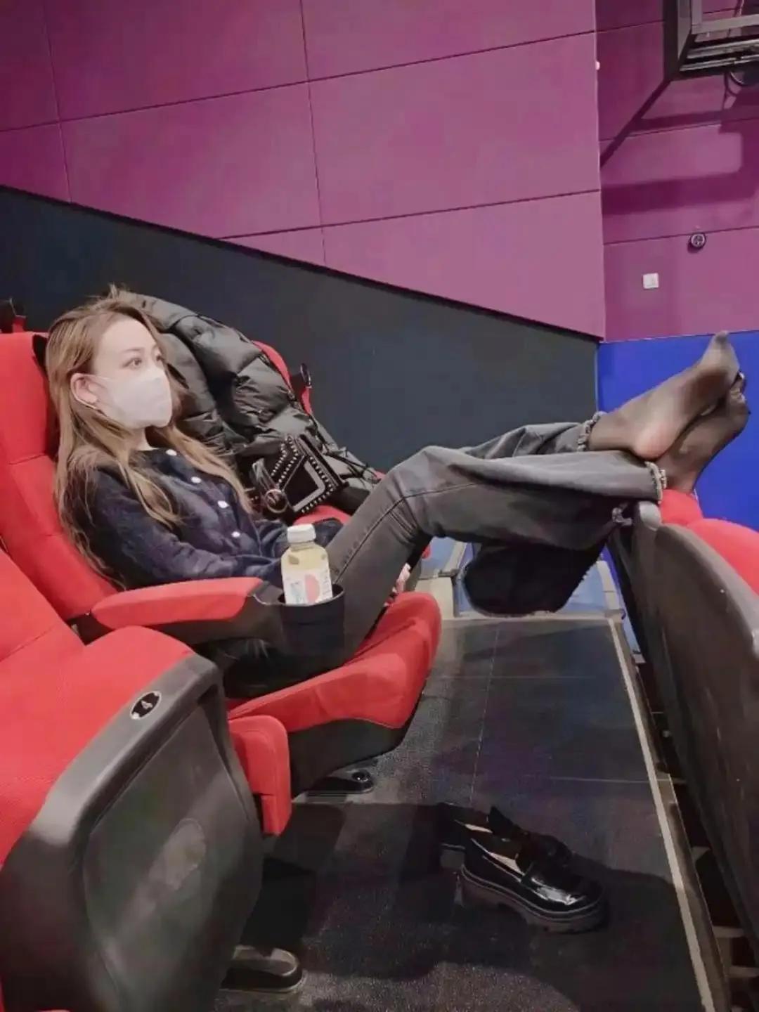 看个电影碰到这样的人，要不要提醒她一下？