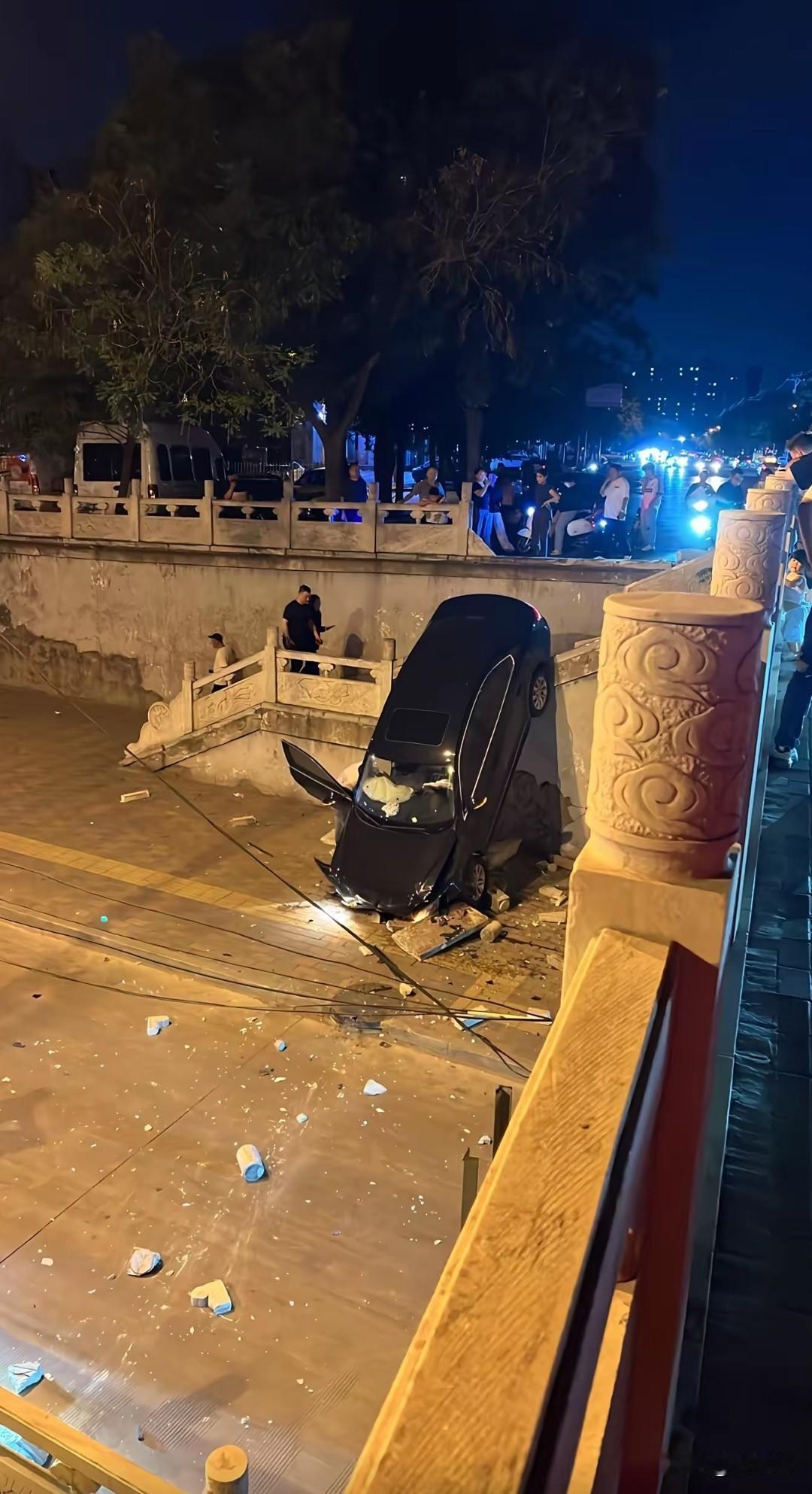 不管在什么情况下，安全第一，但愿人没事。[祈祷]车祸现场：一辆黑色轿车冲过护栏，