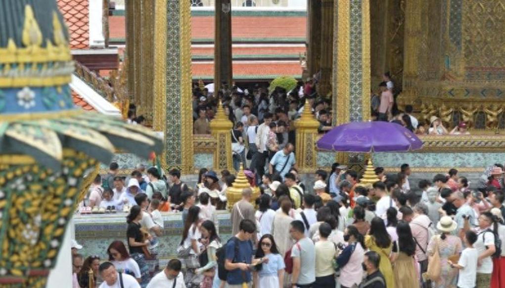 泰国要大幅缩减中国游客免签时长！当地时间 5 月 9 日，泰国副总理兼外长西哈萨
