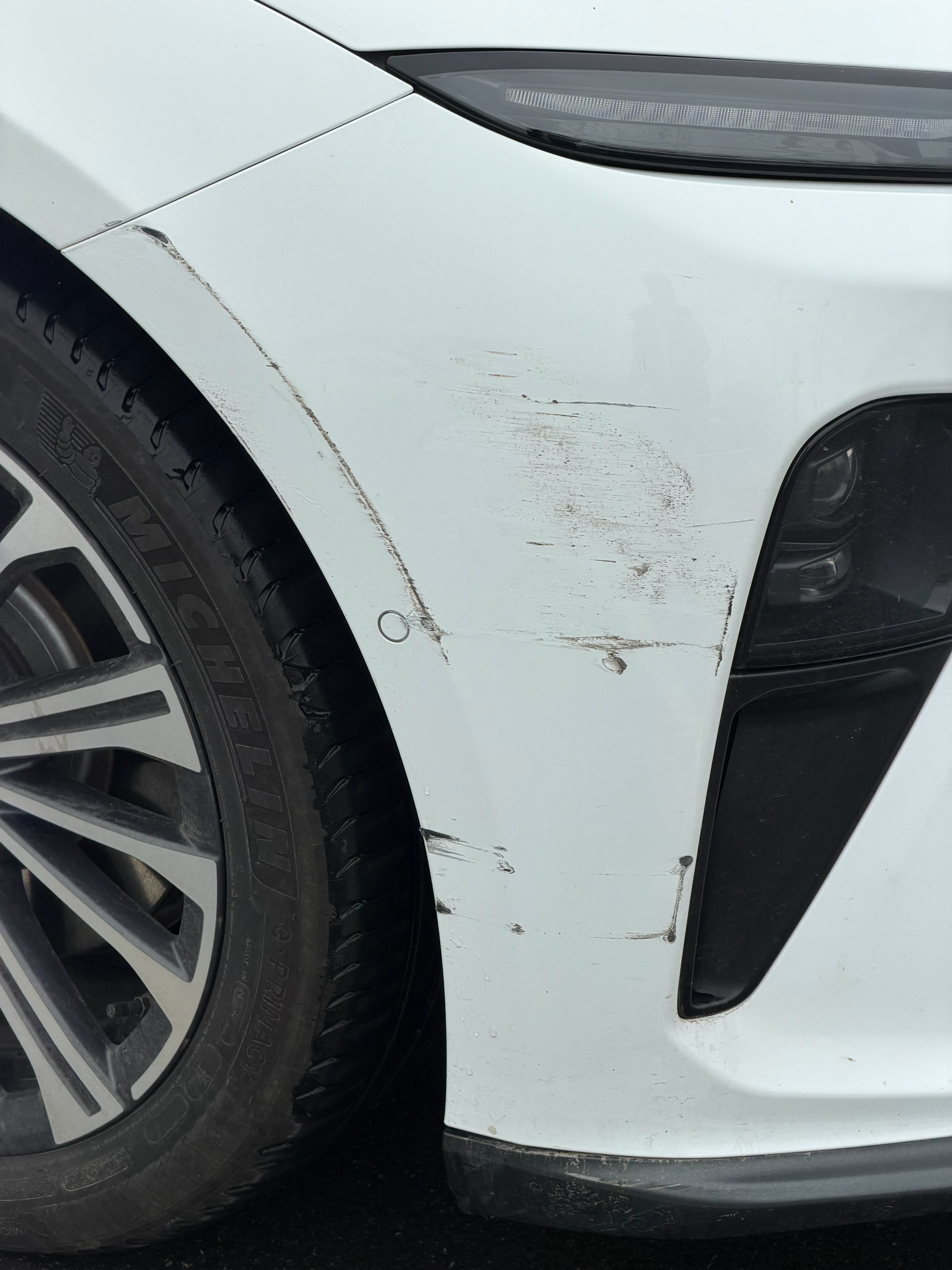 蔚来叫人蹭了，人跑了 