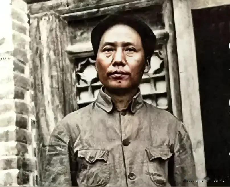 这是到达陕北初期毛泽东主席的照片，观之让人泪目。

1935年10月19日，毛泽