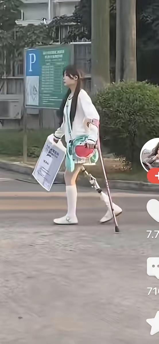 今天网上看到的这个女孩，太让人心疼又钦佩了。2021年，18岁的她本在为美术高考