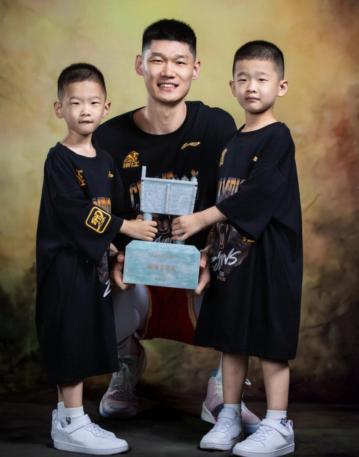 广厦男篮[超话]胡金秋胡金秋夺冠后哭了广厦男篮队史首冠 胡金秋冠军写真出炉，大秋