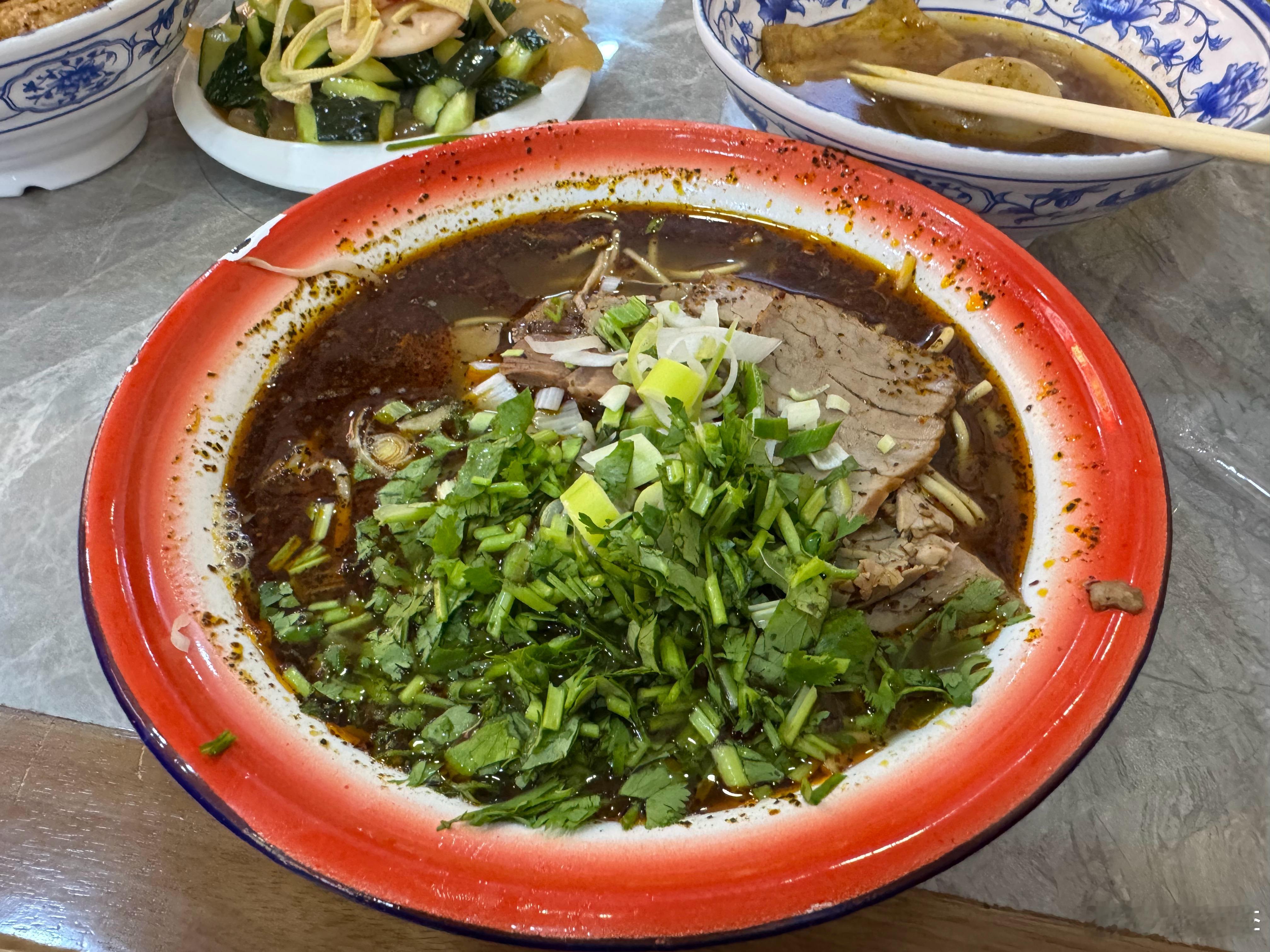 当一天没吃东西，再碰上一碗好吃的面，四个人在桌上怼着饭碗，库库往嘴里送，耳边偶尔