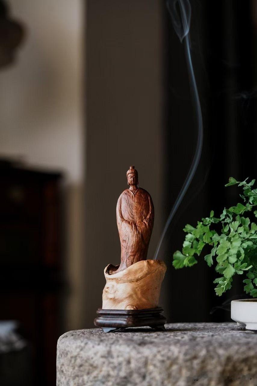 荔枝木｜香炉

老木不言，却自有山骨。

一段虬结成形，留住岁月的转折与风雨的痕