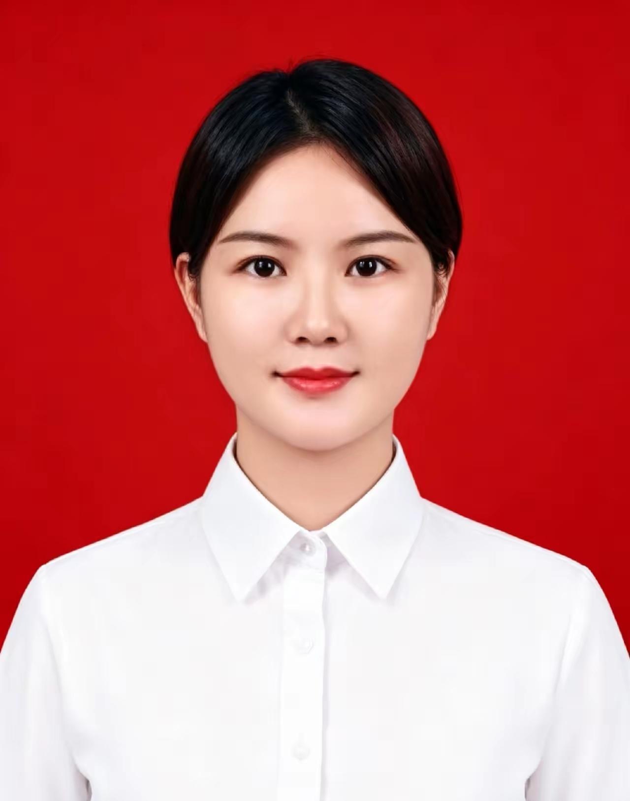 李春燕，女，汉族，中共党员，1990年出生，2007年入伍，2015年退役，现任