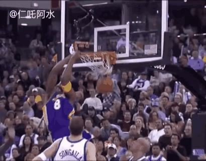 8号科比，既有难度又有高度的好看扣篮！
现在NBA的扣篮不好看，一个主要原因，球