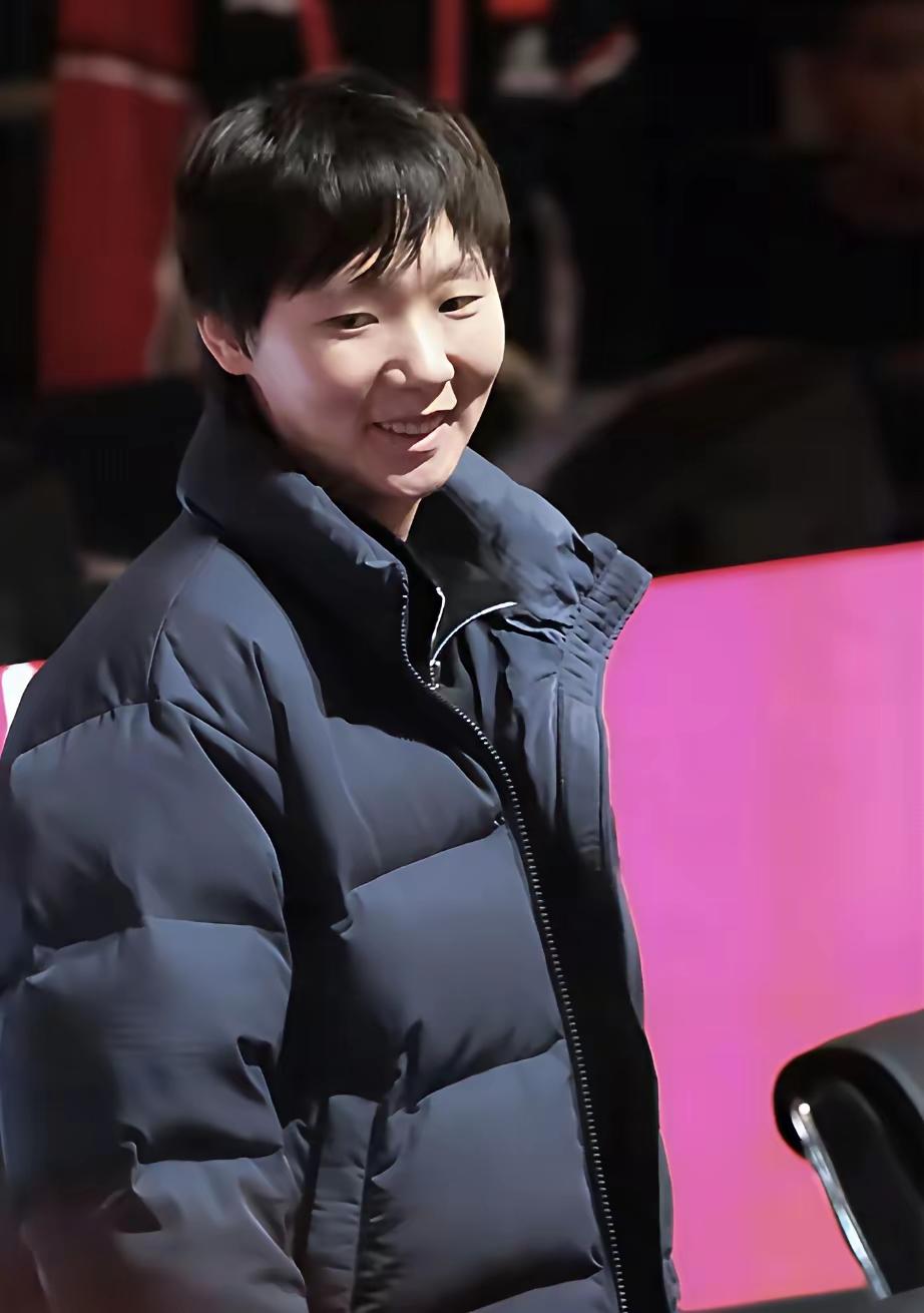 成都混团世界杯首日，曼昱没有单打机会，教练组安排她坐场边观看比赛，比赛首日中国队