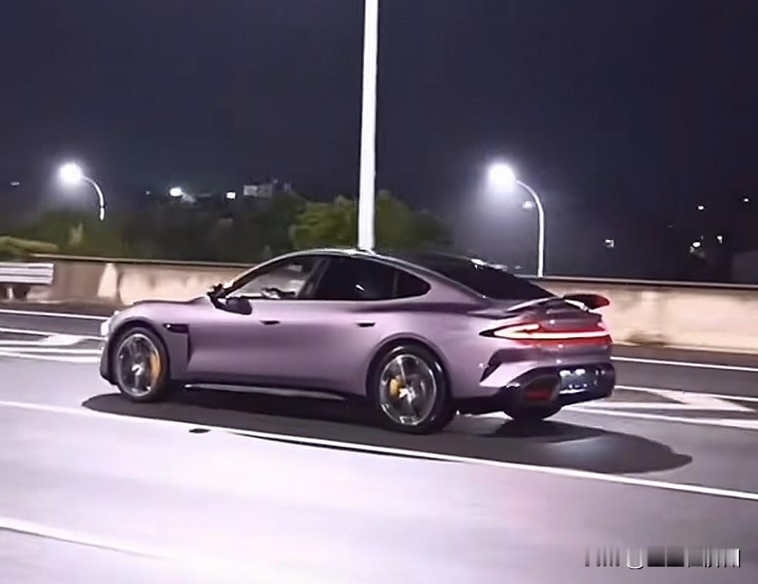小米召回11.6万辆电车，
官方说法是，
进行辅助驾驶软件升级，
但网友们对此非