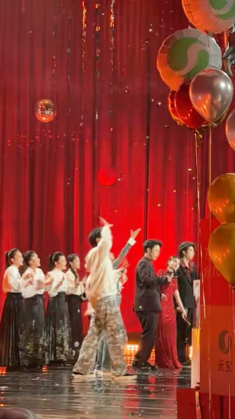 建议以后各家晚会都请喜人当观众 喜人当观众给晚会注入灵魂，小年夜春晚欢乐氛围超浓