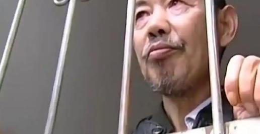 河南村民徐林东就因为帮残疾女邻居写了几封维权信，走在路上突然被硬生生拽上车，直接
