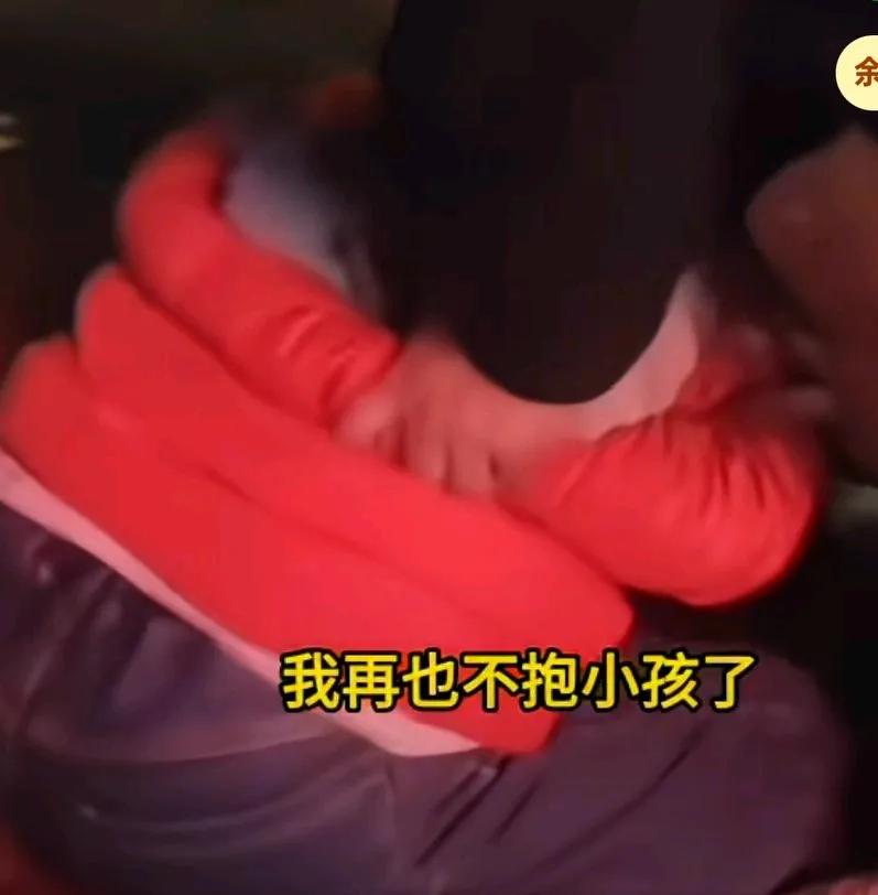 女子抚摸小孩头顶和拉小孩手，被母亲误解抢小孩，然后家人把女子按在地上，不能动弹，