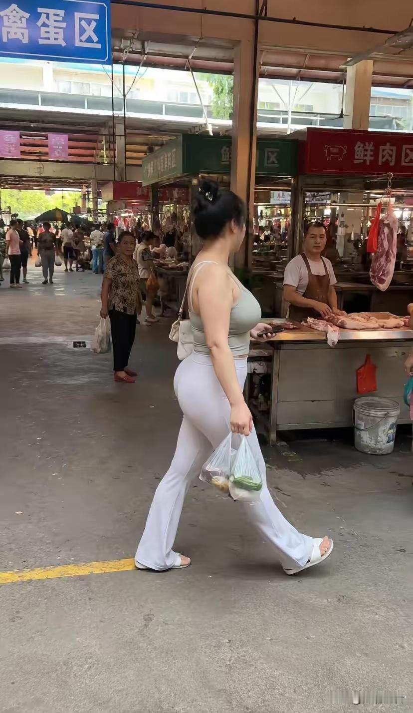 哇！卖肉师傅都看呆了，竟忘了手中的刀该剁向肉块。
用“丰乳肥臀”来形容这位女士的