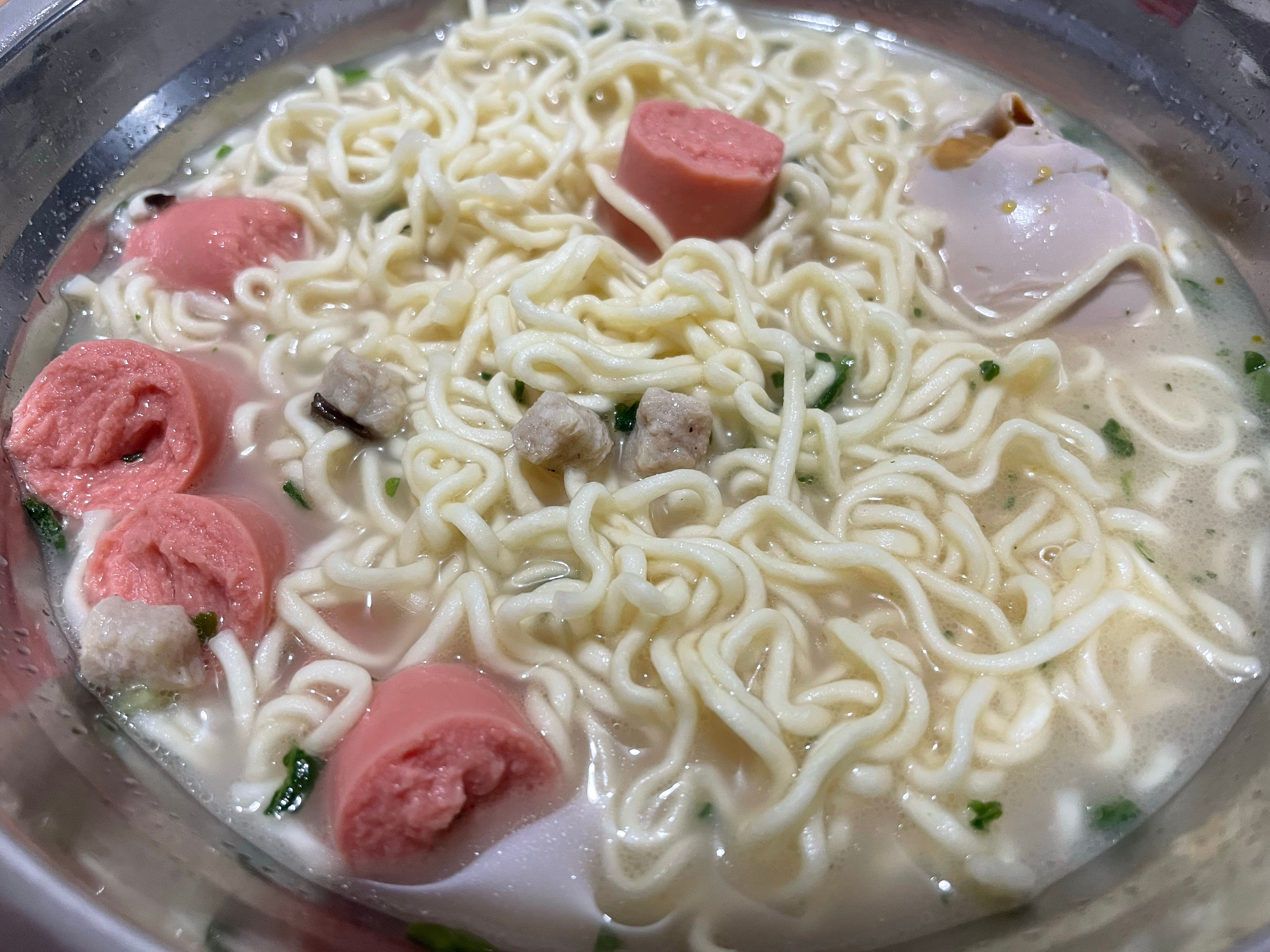 唉，看别人吃泡面的时候觉得好好吃的样子，其实也就是凑合一下的意思吧对我来说