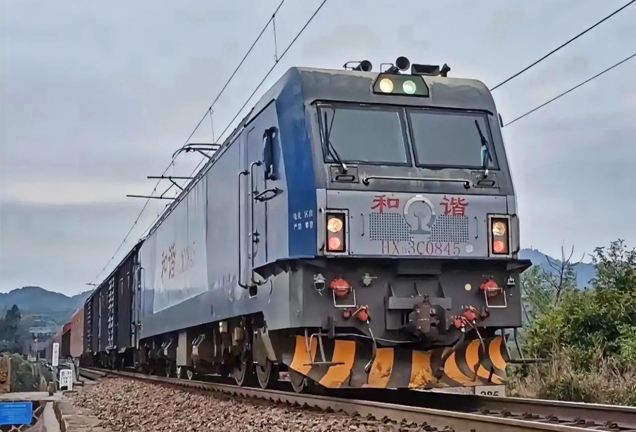 一列货列低调驶出甘肃兰州，白宫这下坐不住了：担心失去扼制中方手段！
据塔吉克斯坦