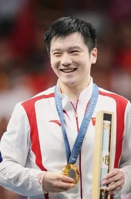 樊振东拿到奥运男单金牌，三地网友都在争抢小胖。
湖南网友说，他的爷爷奶奶爸爸妈妈