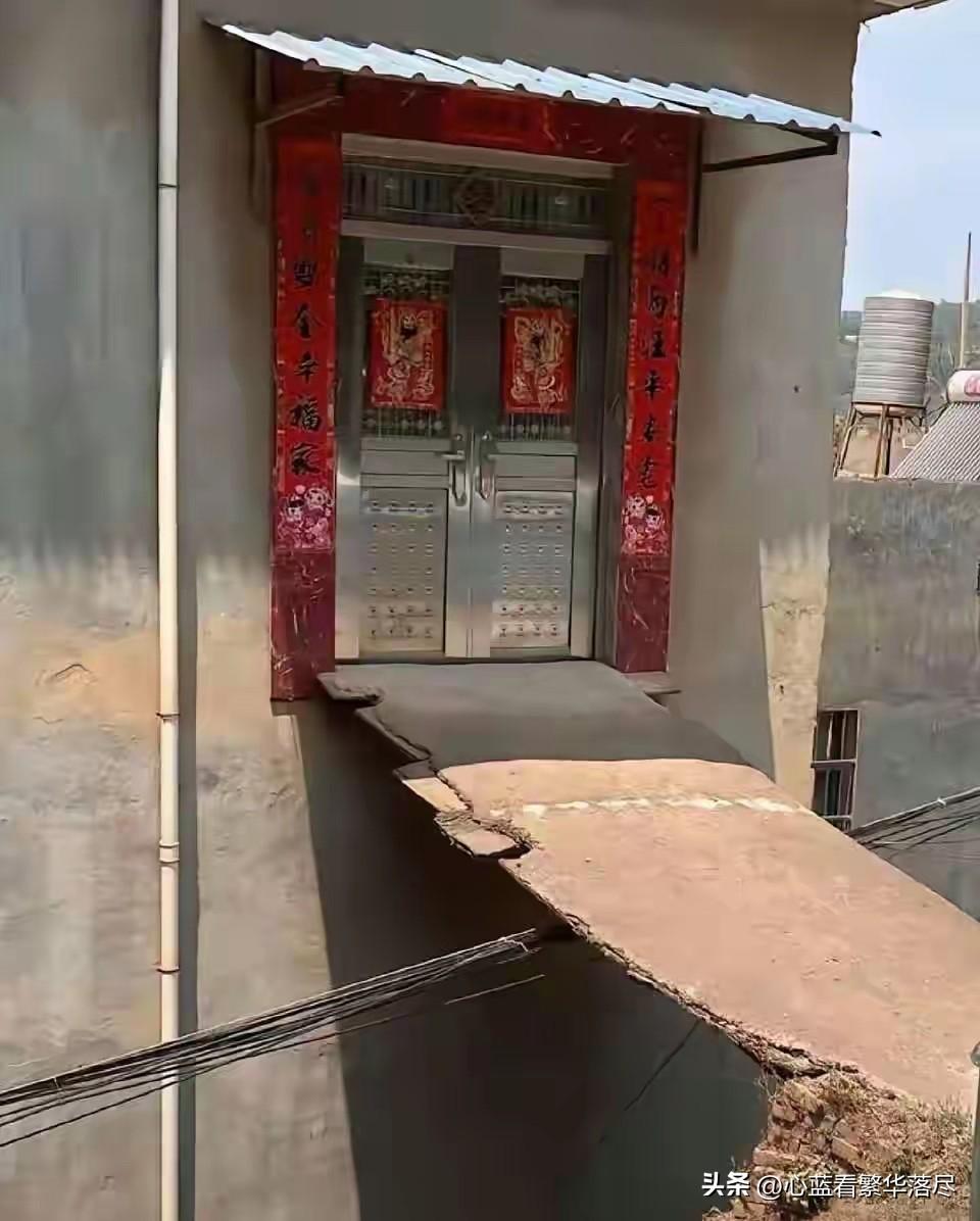 真是佩服这家人胆量！每次回趟家就跟冒险一样，家门口的路距离地面有二层楼那么高，可