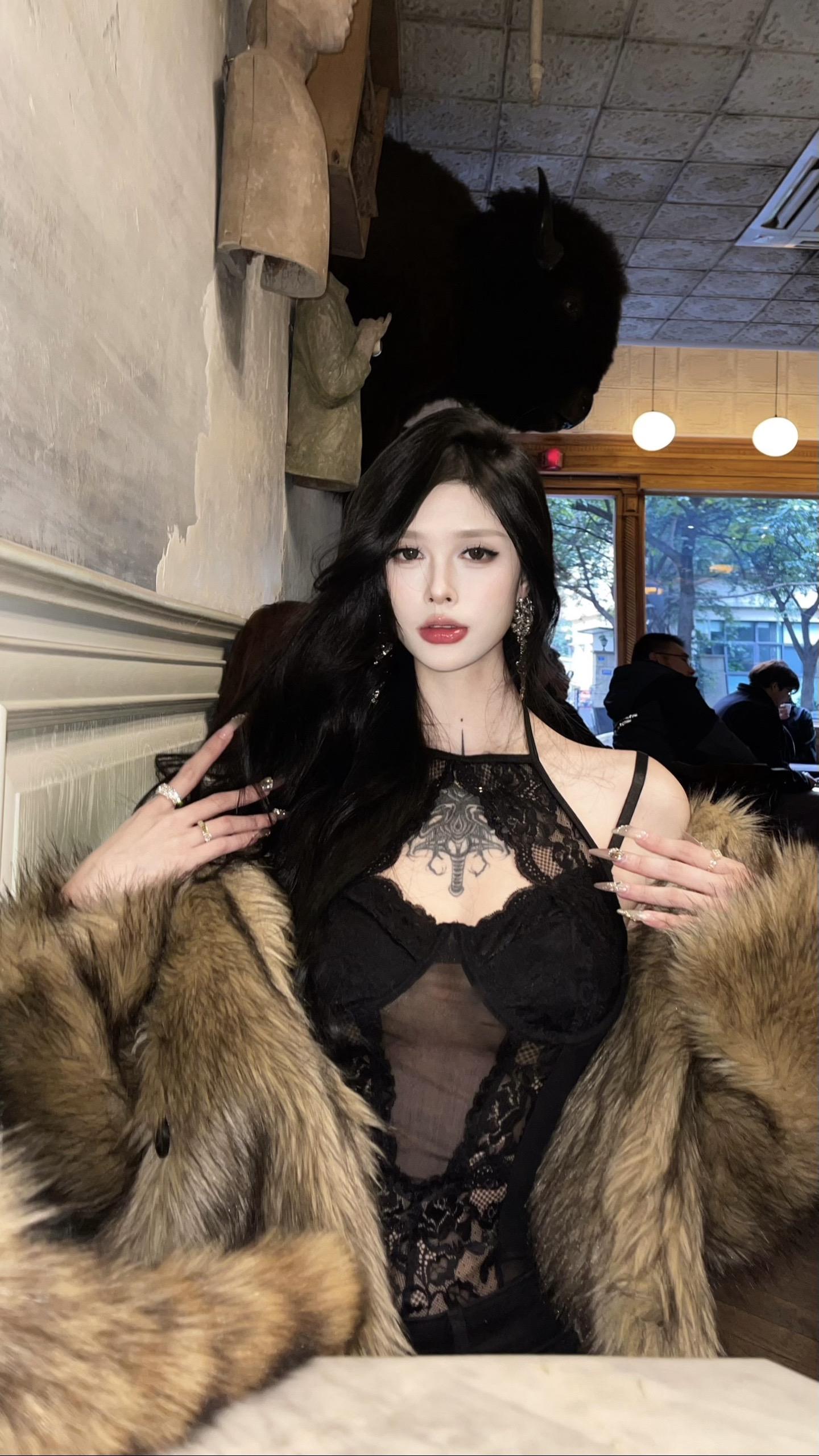 她们都迷人 我不一样 我不理人