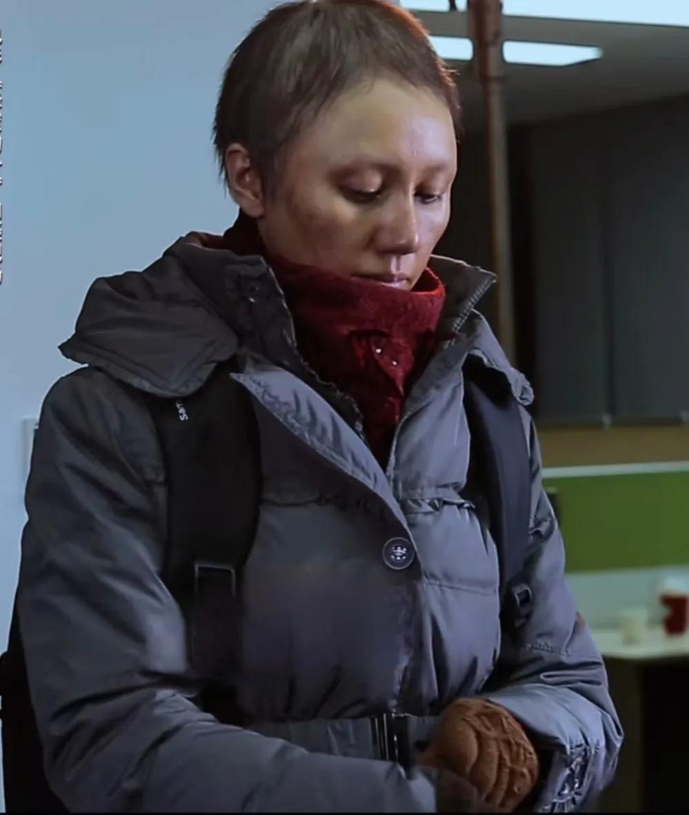 这是袁泉在电影《蜂蜜的针》里的剧照，差点没认出来。瞬间觉得塑造一个人物 ，造型很