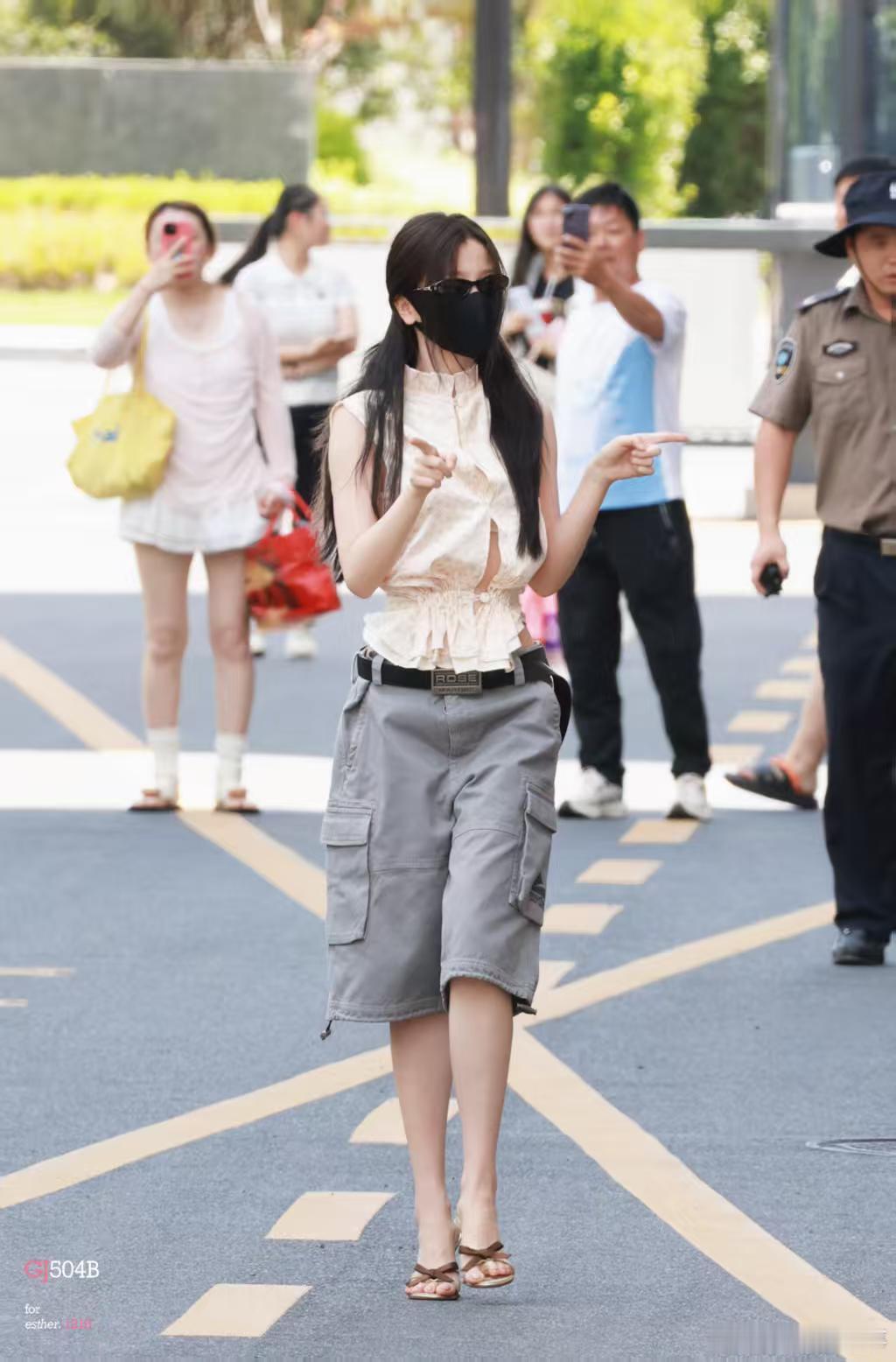 虞书欣绝美腰臀比虞书欣新中式甜酷混搭风虞书欣每天跟时装秀一样哈哈哈 