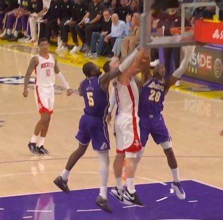 【🔥热血瞬间！防守大战，谁与争锋🏀】在比赛的关键时刻，艾顿展现出了他的决心和