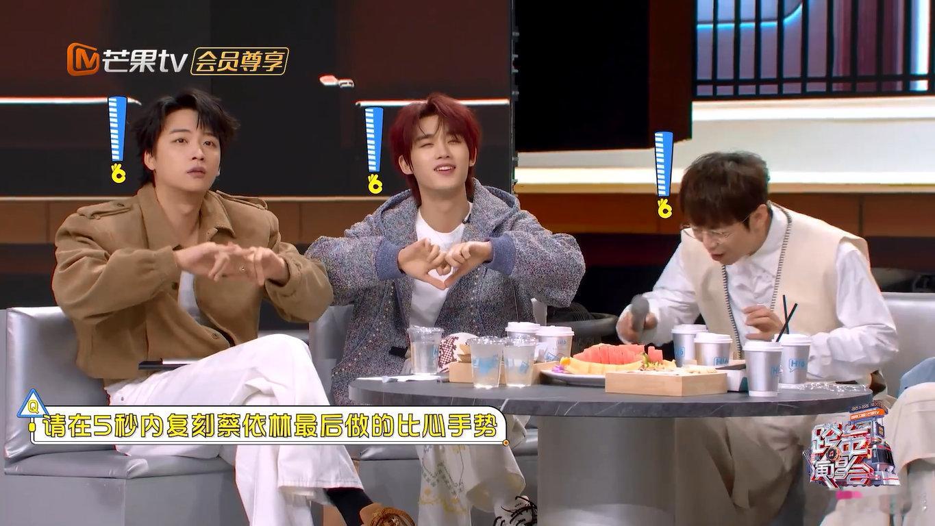 杨迪以防万一没想到用到了今天 主打一个功夫不负有心人！杨迪当年学的蔡依林比心手势