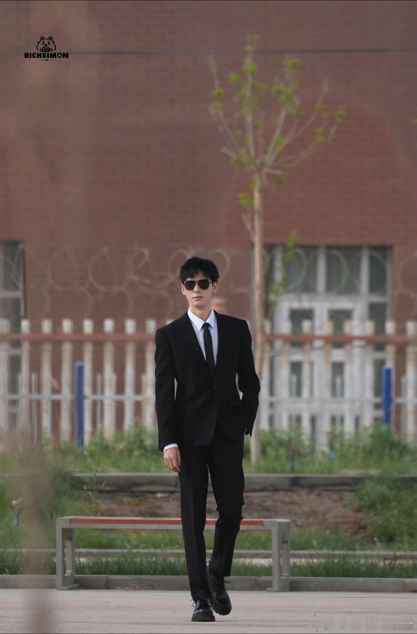 龚俊好完美的头身比[酷][酷][酷] ​​​