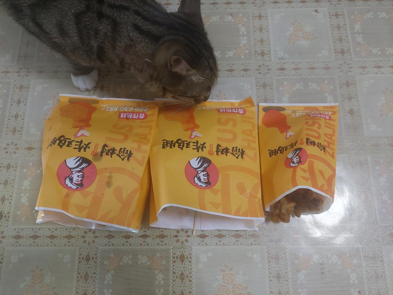 终于在安华取回了公公的老年机，是公公的表弟丁二叔的儿子送给他的一台新的机器。
