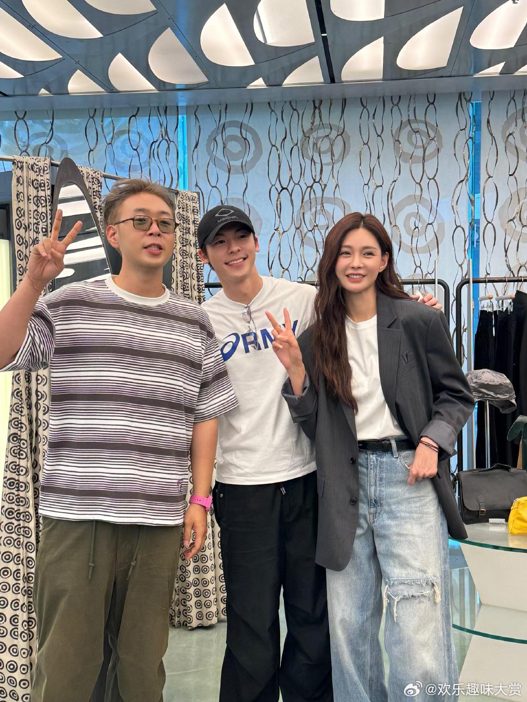 杜海涛沈梦辰许光汉三人合照沈梦辰晒出与杜海涛许光汉的合照，许光汉少年感太强了。杜