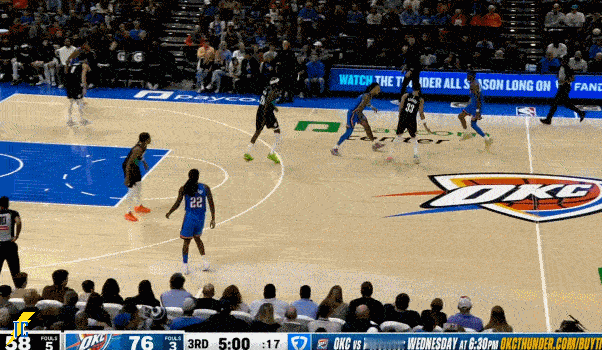 亚历山大今天真是憋着一股气在打球，这次高难度中投进了以后倒地，见有机会断球直接弹