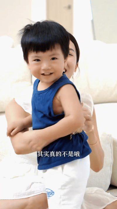 李念2岁小儿子长这么大了李念两岁小儿子长这么大了李念2岁小儿子长这么大了，笑起来