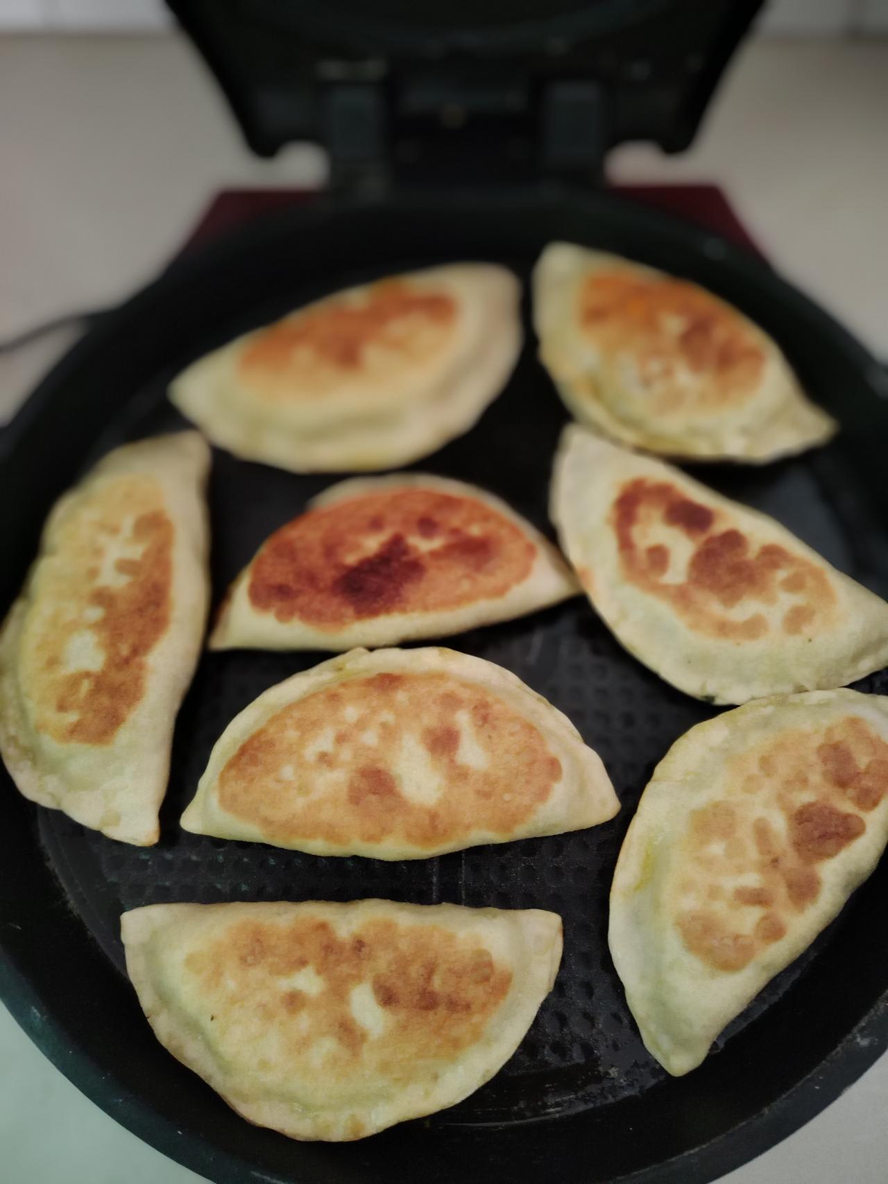 韭菜盒子出锅啦！
韭菜鸡蛋大馅饼
