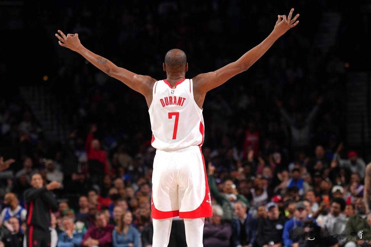 杜兰特离开雷霆后就一直不顺呀！
虽然去勇士夺冠了，但是被格林嘲讽，自己跟腱断裂，