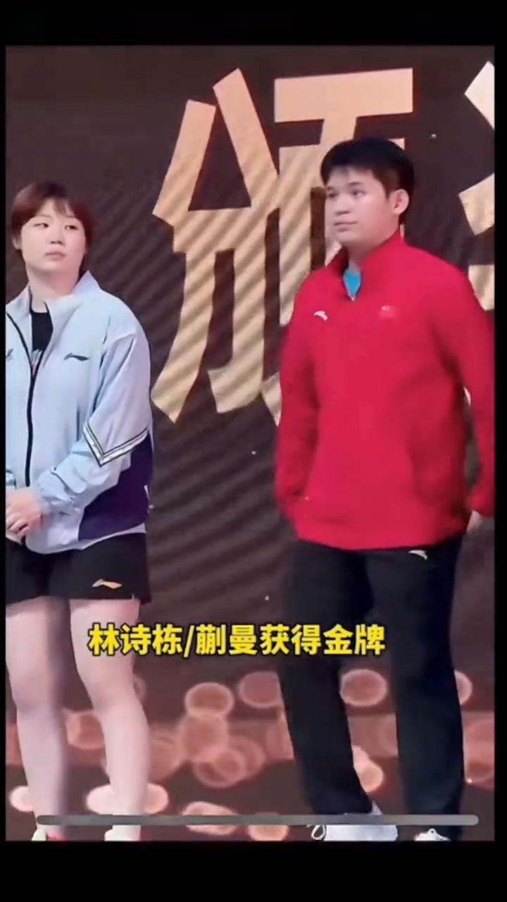 莎头组合获得全锦赛混双铜牌，小温小石笑的也很开心。王艺迪/袁励岑获得银牌，林诗栋
