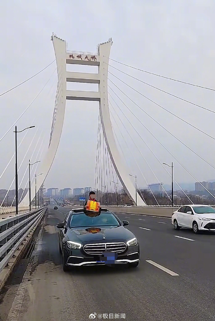 #小孩探出天窗展示的奖状是自己买的#【#小孩哥乘车探出天窗展示奖状#，家长称奖状