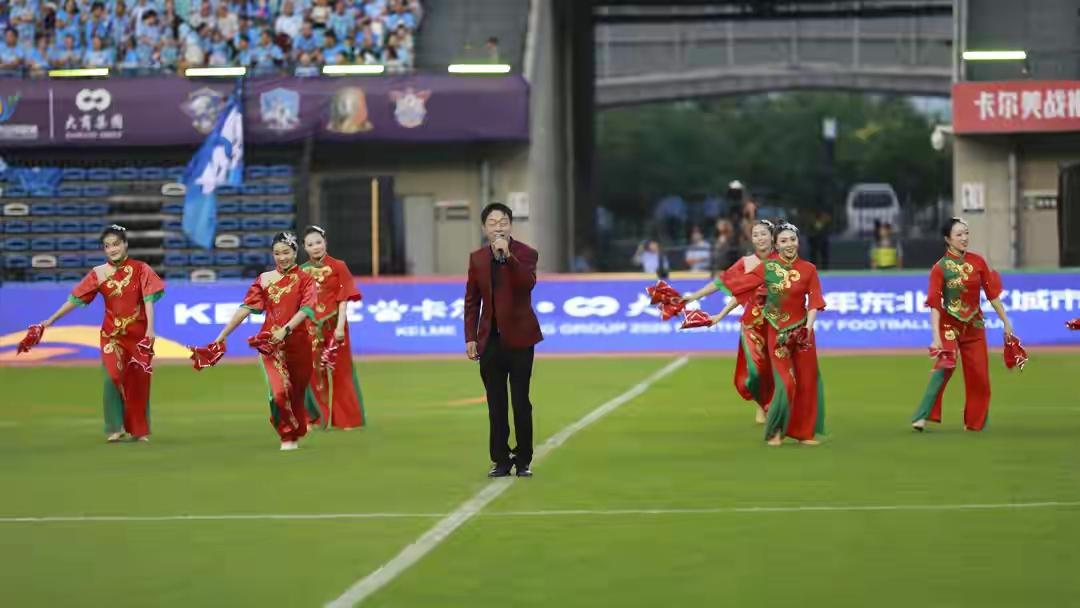 东北乡情引发万余名球迷共鸣
         赛场响起乡音！上万球迷被东北情怀戳